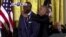 Manchetes Americanas 23 Novembro: Michael Jordan recebe Medalha da Liberdade de Presidente Obama