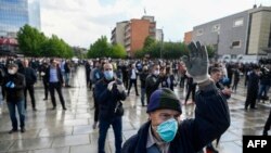 Para pendukung Gerakan Penentuan Nasib Sendiri (Vetevendosje!) yang berkuasa di Kosovo, berunjuk rasa dengan turun ke jalan-jalan ibu kota, Pristina, Kamis (28/5). (Photo by Armend NIMANI / AFP)