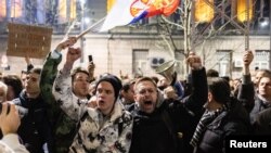 Ispres sedišta Republičke izborne komisije se okupilo nekoliko hiljada ljudi (Foto: REUTERS/Marko Djurica)