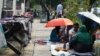 Sejumlah pencari suaka asal Afghanistan menempati trotoar di depan Menara Ravindo tempat perwakilan UNHCR berkantor di Jalan Kebun Sirih, Jakarta, 5 Juli 2019. (Foto: Ahadian Utama/VOA)