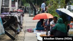 Sejumlah pencari suaka asal Afghanistan menempati trotoar di depan Menara Ravindo tempat perwakilan UNHCR berkantor di Jalan Kebun Sirih, Jakarta, 5 Juli 2019. (Foto: Ahadian Utama/VOA)