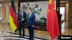 2024年6月22日，德國副總理兼經濟部長羅伯特·哈貝克在中國北京與國家發展和改革委員會主任鄭柵潔握手。
