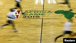 Para pebasket profesional dari Liga Bola Basket Profesional AS (NBA) dalam sesi latihan di Johannesburg, Afrika Selatan, 31 Juli 2015. (Foto: Reuters)