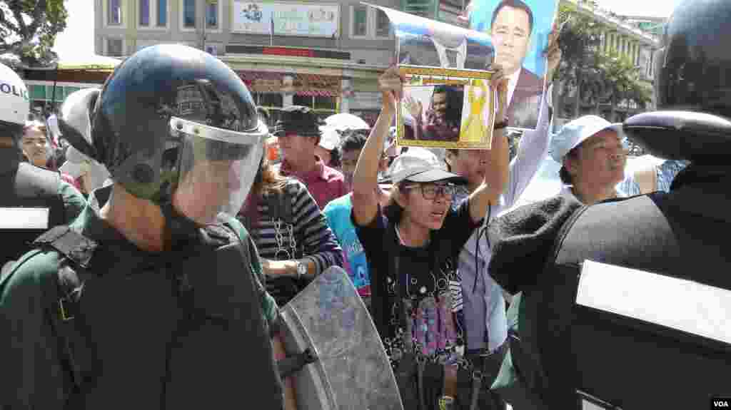 Opposition supporters rally outside the court to demand the release of activists and drop charges.