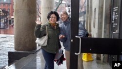 Tourists from China enter Quincy Market in Boston, March 27, 2017. In cities across the country, the American hospitality industry is stepping up efforts to make Chinese visitors feel more welcome. 