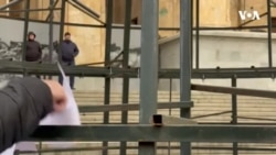 Media nümayəndələri Tbilisidə Milad ağacı üzərinə döyülmüş jurnalistlərin fotolarını yerləşdiriblər