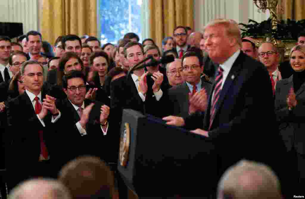 امریکہ کی سینیٹ نے 16 جنوری کو صدر ڈونلڈ ٹرمپ کے خلاف مواخذے کی تحریک شروع کی۔ صدر ٹرمپ امریکی تاریخ میں مواخذے کی تحریک کا سامنا کرنے والے تیسرے صدر ہیں۔ 5 فروری کو سینیٹ نے ٹرمپ کو مواخذے کے الزامات سے بری کیا۔ صدر ٹرمپ کو اختیارات کے غلط استعمال اور کانگریس کے کام میں مداخلت کے الزامات پر مواخذے کا سامنا تھا۔ &nbsp;