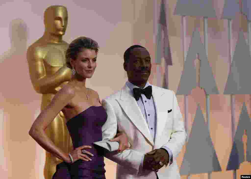 O comediante Eddie Murphy com a namorada Paige Butcher