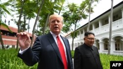 Le président américain Donald Trump et le dirigeant nord-coréen Kim Jong Un lors d'une pause dans le cadre de leur sommet historique entre les Etats-Unis et la Corée du Nord.