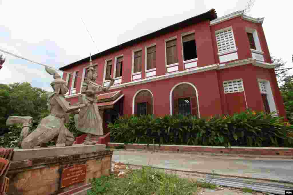 A statue of Moni Mekhala, goddess of the seas, and Ream Eyso, storm demon, which is in front of a building in the Royal University of Fine Arts on August 27, 2015. (Pang Chamnan/VOA Khmer)