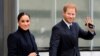 Pangeran Inggris Harry dan Meghan, Duke dan Duchess of Sussex, melambai saat mereka mengunjungi One World Trade Center di Manhattan, New York City, AS, 23 September 2021. (Foto: REUTERS/Andrew Kelly)
