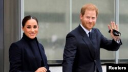 Pangeran Inggris Harry dan Meghan, Duke dan Duchess of Sussex, melambai saat mereka mengunjungi One World Trade Center di Manhattan, New York City, AS, 23 September 2021. (Foto: REUTERS/Andrew Kelly)
