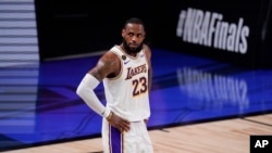 ARHIVA - Zvezda Los Anđeles Lejkersa Lebron Džejms (Foto: AP/Mark J. Terrill)