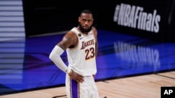 LeBron James, des Los Angeles Lakers, lors d'un match de la NBA, le 4 octobre 2020, à Lake Buena Vista, en Floride. (Photo AP / Mark J. Terrill).