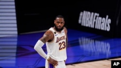 LeBron James des Los Angeles Lakers lors d'un match de NBA contre le Miami Heat, USA, le 4 octobre 2020, in Lake Buena Vista, Fla. (AP Photo/Mark J. Terrill)