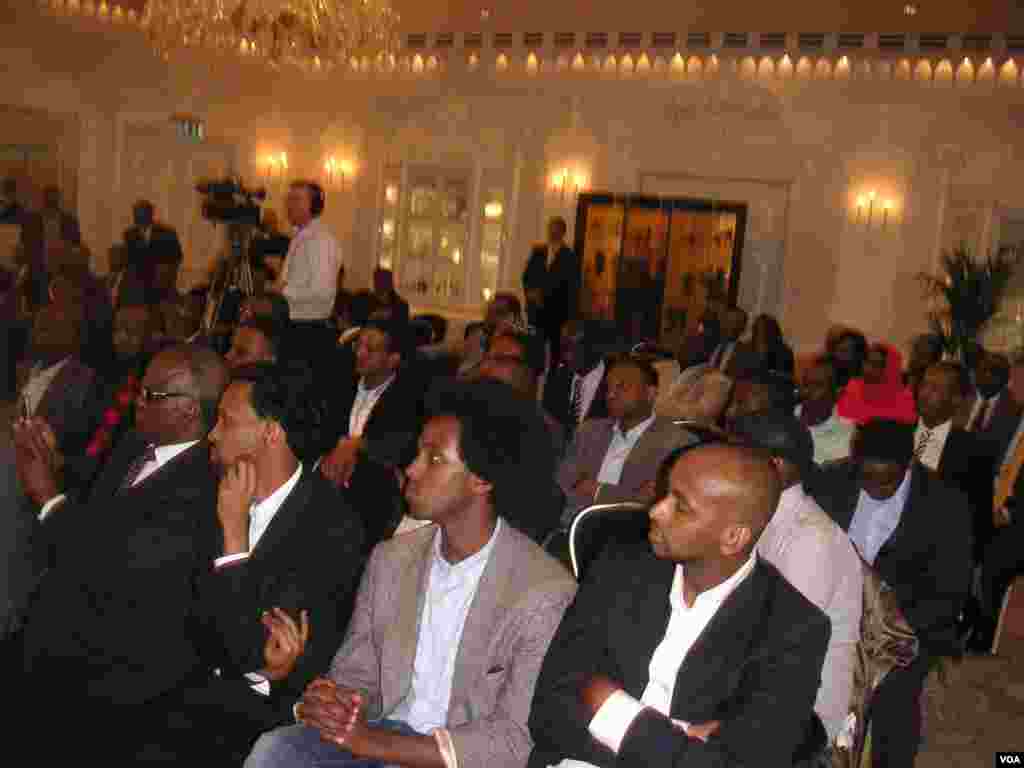 Dadwaynaha ka soo qeyb galay barnaamijka VOA ee London