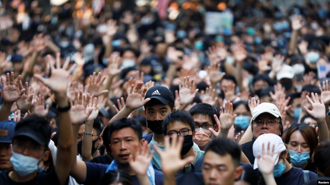 Para pemrotes mengangkat lima jari di Konsulat Jenderal AS di Hong Kong, Cina, 8 September 2019. (Foto: Reuters / Anushree Fadnavis)