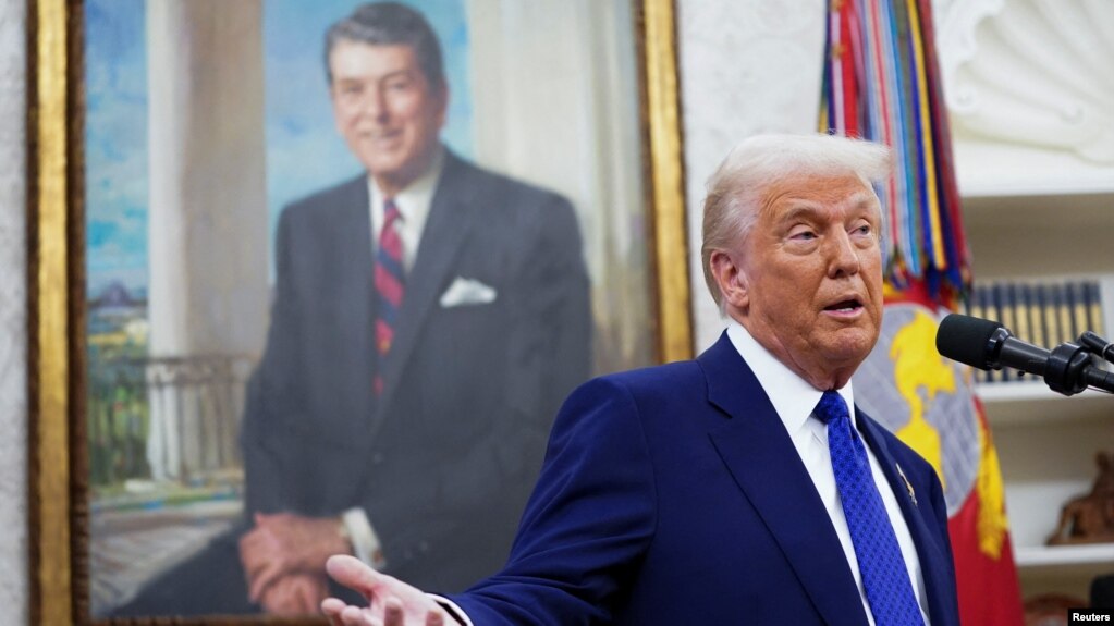 Дональд Трамп в Овальном кабинете Белого дома, на фоне портрета президента Рональда Рейгана. 12 февраля 2025 года. REUTERS/Nathan Howard.
