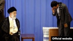 هشت سال پیش در پی اعتراض به تقلب و تخلف در انتخابات، آقای خامنه ای گفته بود نظر او به نظر احمدی نژاد نزدیک تر است. 