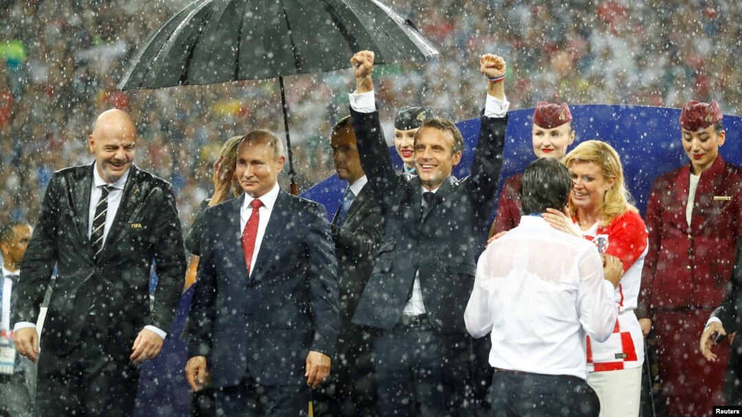 Tổng thống Kolinda Grabar-Kitarovic an ủi huấn luyện viên đội Croatia Zlatko Dalic dưới trời mưa.