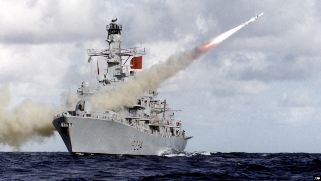 Na ovoj fotografiji datiranoj na 10. februar 2016, koju je objavilo britansko Ministarstvo odbrane, vidi se fregata tip 23 Britanske kraljevske mornarice, HMS Iron Duke, kako ispaljuje protivbrodsku raketu Harpun.