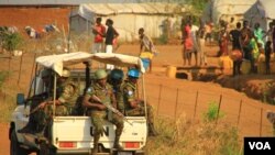 Des Casques bleus au Soudan du sud (UNMISS) près de Juba, le 5 décembre 2016. (J. Craig/VOA)