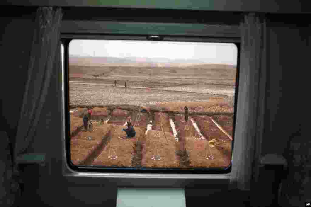 Vista de un punto de control desde un tren que se dirig&iacute;a al norte de Phyongan. Las autoridades norcoreanas acompa&ntilde;aron a un grupo de periodistas internacionales a ver el cohete Unha-3, programado para despegar el 11 de abril. 