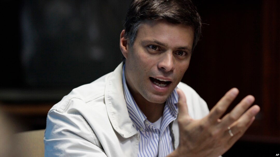 Pemimpin oposisi Venezuela, Leopoldo Lopez, dalam sebuah jumpa pers di Caracas. (Foto: Dok)