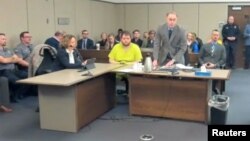 Tersangka Anderson Lee Aldrich, 22 tahun (baju kuning), menghadiri persidangan di Pengadilan Distrik El Paso, Colorado Springs, Colorado, Selasa 6 Desember 2022. 