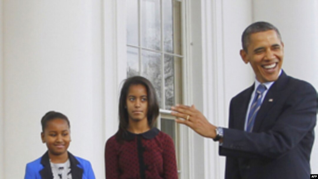 Tổng thống Obama và hai cô con gái Malia và Sasha phóng sinh cho chú gà tây Liberty, 23/11/2011