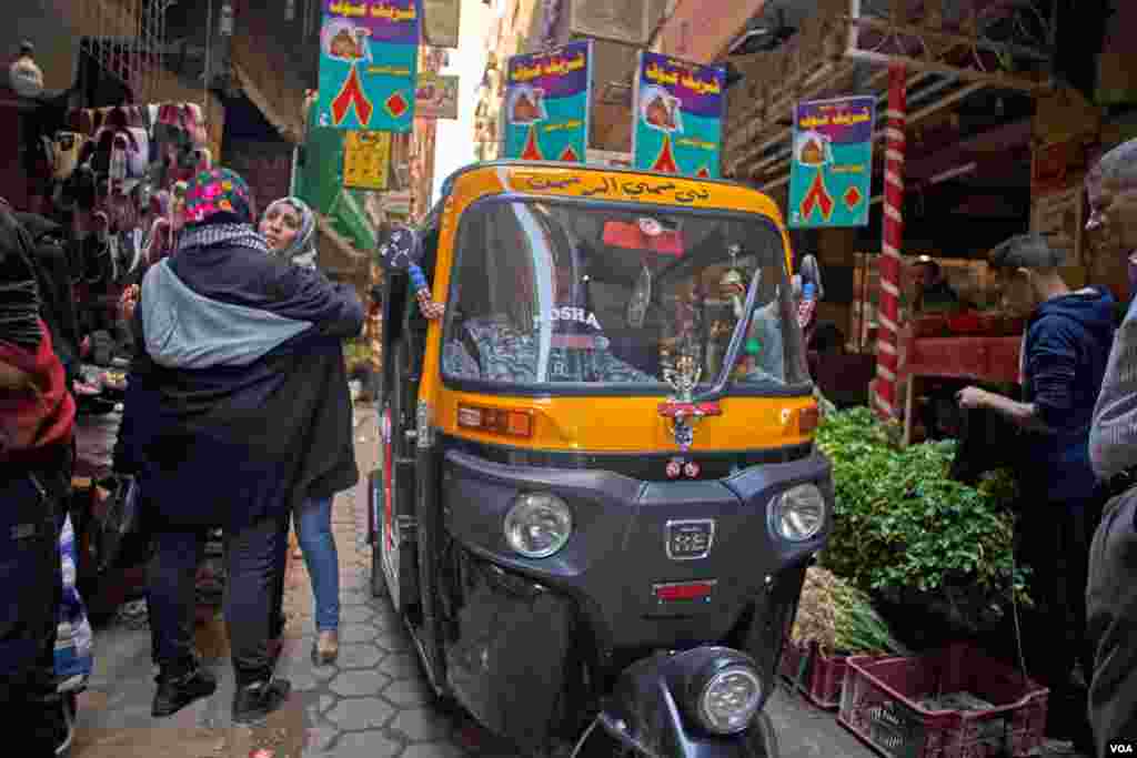 The passengers&#39; demand for toktoks is very high, especially in tight grocery markets like Hadayek El-Maadi in Cairo. (H. Elrasam/VOA)