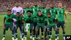 (Photo d’archives) L'équipe de football du Nigeria pose pour une photo de groupe avant la finale de la Coupe d'Afrique des Nations entre la Côte d'Ivoire et le Nigeria, au stade olympique d'Ebimpe à Abidjan, en Côte d'Ivoire, le dimanche 11 février 2024.