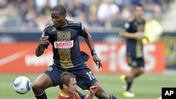 Philadelphia Union's Danny Mwanga ( #10) drives past Real Salt Lake's Ned Grabavoy in the second half of an MLS soccer match in Chester, Pennsylvania, June 11, 2011