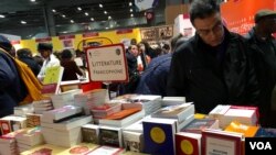 Visitors to the annual Paris book fair. (L. Bryant/VOA)