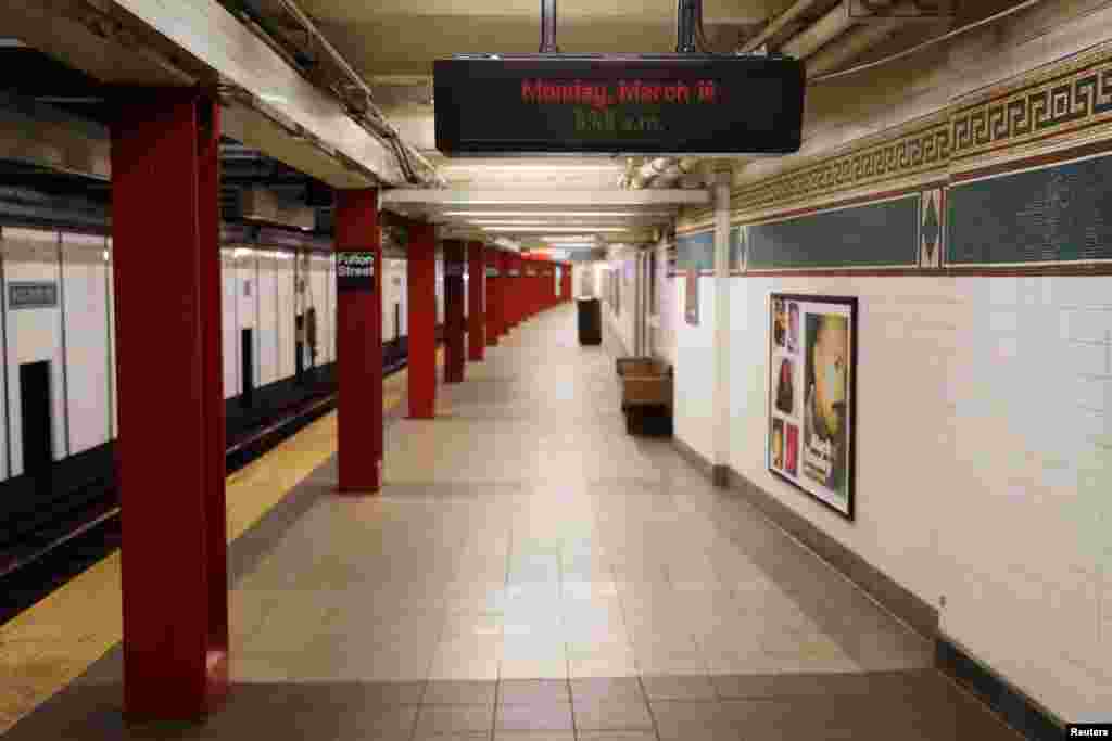 Sin embargo, el impacto de las medidas comienza a verse a lo largo de toda la ciudad, como en esta estación de metro desierta.