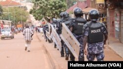 Des policiers anti-émeutes à Kampala, Ouganda, le 21 septembre 2017.