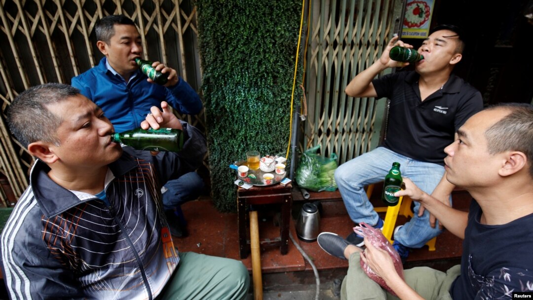 Người dân uống bia ở vỉa hè Hà Nội.