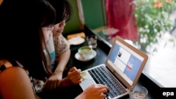 Deux femmes consultent une page Internet dans un café à Hanoi, Vietnam, 02 Septembre 2013. epa/ LUONG THAI LINH