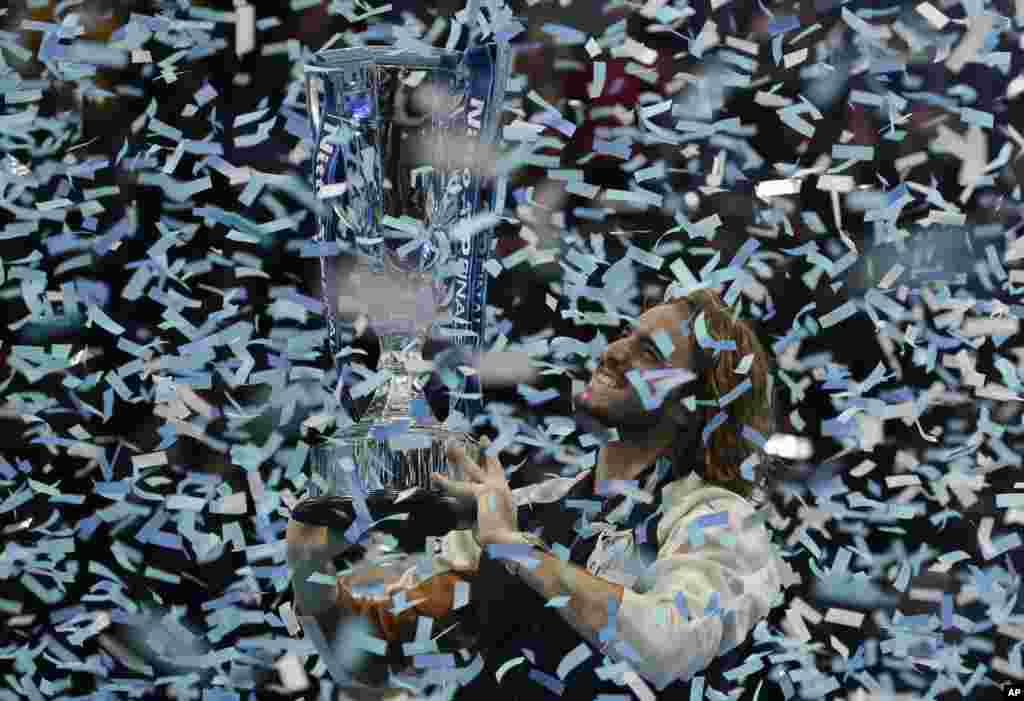 Stefanos Tsitsipas of Greece holds up a trophy and celebrates as confetti falls after defeating Austria&#39;s Dominic Thiem in the final of the ATP World Finals tennis match at the O2 arena in London, Nov. 17, 2019.