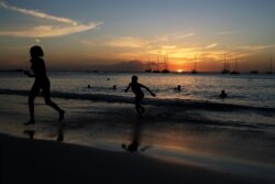 Sebuah pantai di Bridgetown, Barbados, saat matahari terbenam pada 24 Maret 2017. Barbados telah mengumumkan niatnya untuk mengganti Ratu Elizabeth II sebagai kepala negara dan menjadi republik pada November tahun ini. (Foto: AFP)