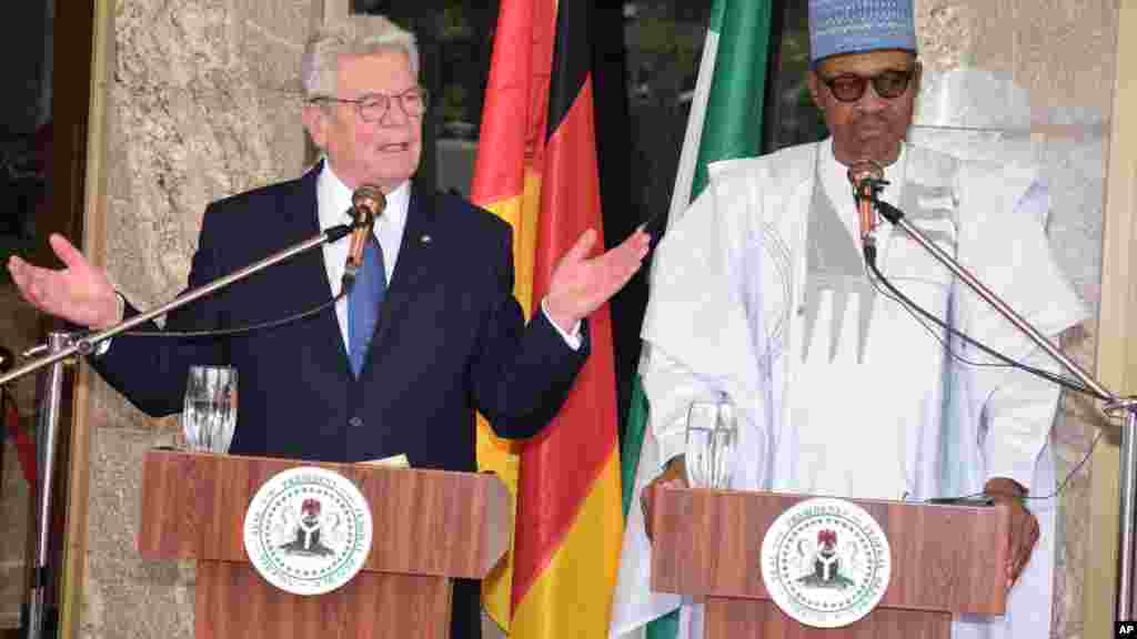 Joachim Gauck et Muhammadu Buhari&nbsp; lors d'une conférence de presse lors de la visite officielle au palais présidentiel à Abuja, Nigeria, 11 février 2016 .