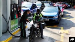 Vehículos en fila para cargar gasolina en una estación de servicio en Ciudad de México el 9 de enero de 2019.