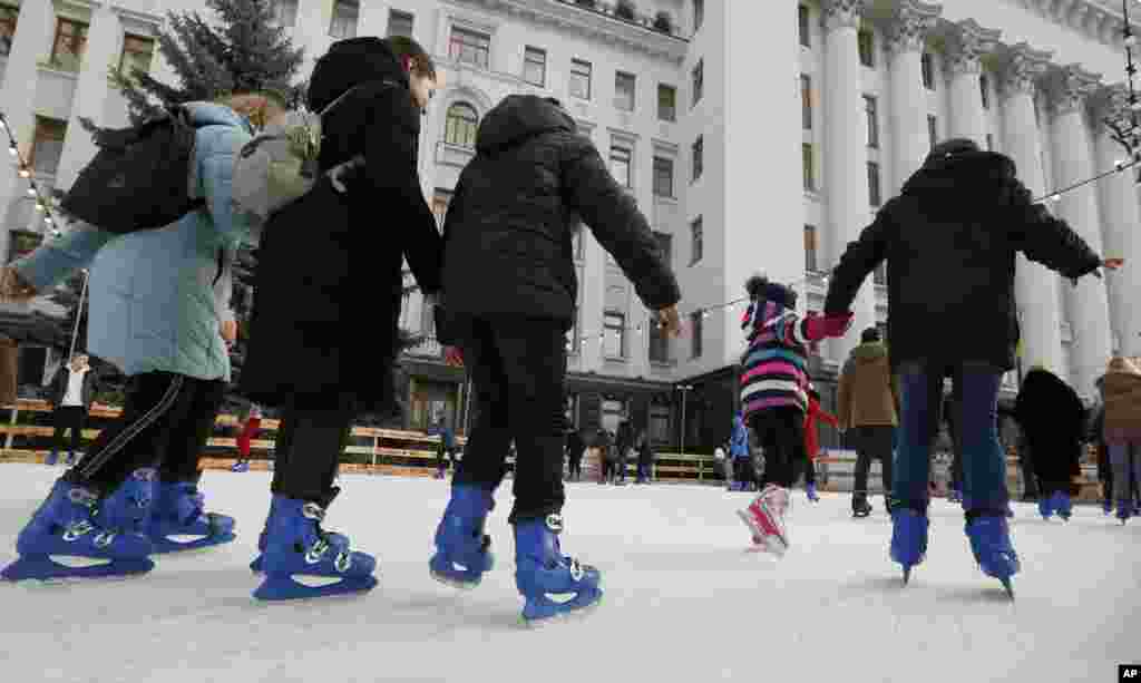 در خیلی از کشورهای اروپایی مثل اوکراین که سرما و یخبندان دارند در پارک&zwnj;های شهر، محل&zwnj;هایی برای اسکی و پاتیناژ شهروندان اختصاص داده می&zwnj;شود. این پارک در شهر کی&zwnj;یف است.