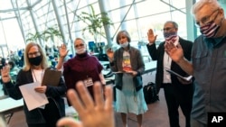 Sejumlah saksi pemilu menjalani sumpah sebelum mengamati pengitungan suara di Balai Kota di Warren, Michigan, pada 3 November 2020. (Foto: AP/David Goldman)