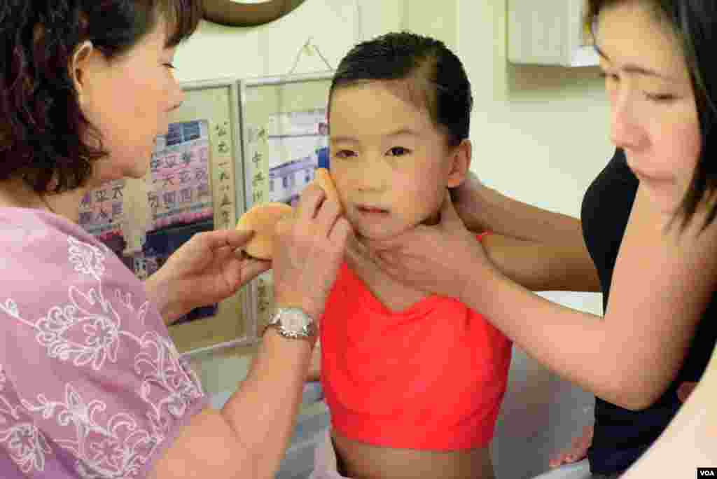 扮演著名電視藝人汪明荃的6歲小女孩林睿在化妝。(美國之音記者湯惠芸拍攝)