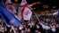 Orang-orang mengibarkan bendera Georgia dan Eropa selama perayaan penandatanganan perjanjian dengan Uni Eropa di Tbilisi, 27 Juni 2014. (Foto: Reuters/David Mdzinarishvili)
