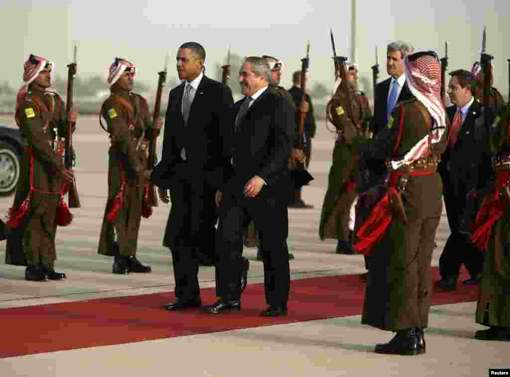 U.S. President Barack Obama walks with Jordanian Foreign Minister Nasser Judeh, right, upon his arrival at Queen Alia International Airport in Amman, Jordan, March 22, 2013. 