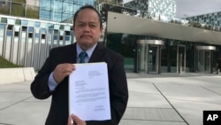 L'avocat philippin Jude Sabio montrant son dossier contre le président Duterte devant la CPI à La Haye, Pays-Bas, 24 avril 2017.