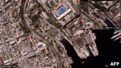 Ova kombinacija satelitskih fotografija koje je napravio i objavio BlackSky 13. septembra 2023. prikazuje opći pogled na Sevastopoljsko brodogradilište na Krimu (gore R) 12. septembra 2023. prije štrajka i opći prikaz štete.