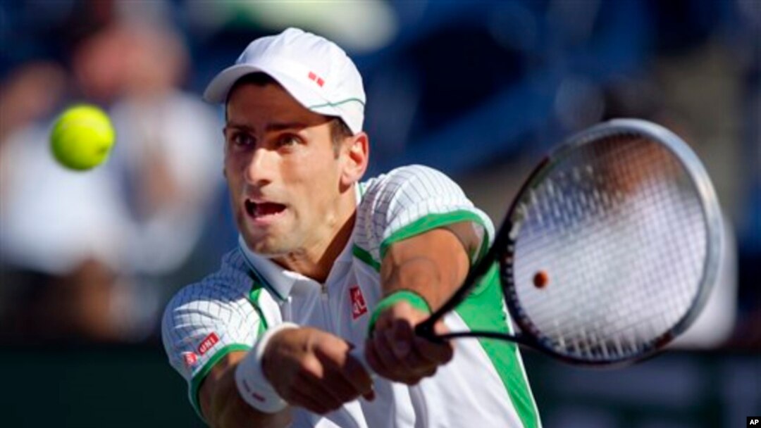 Novak Djokovic mengembalikan pukulan ke arah Grigor Dimitrov dalam turnamen BNP Paribas Terbuka. Djokovic menang 7-6, 6-1 atas Dimitrov (foto: 12/3).